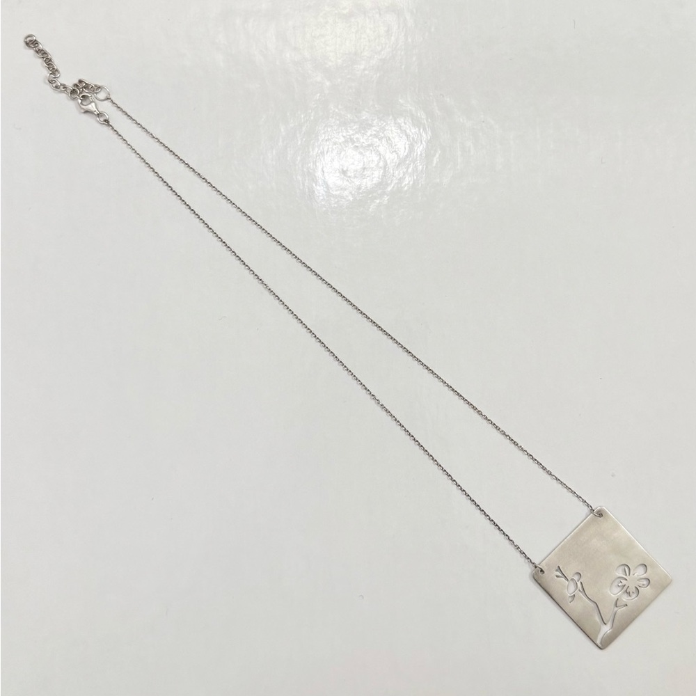 Elegant Silver Necklace with Floral Design